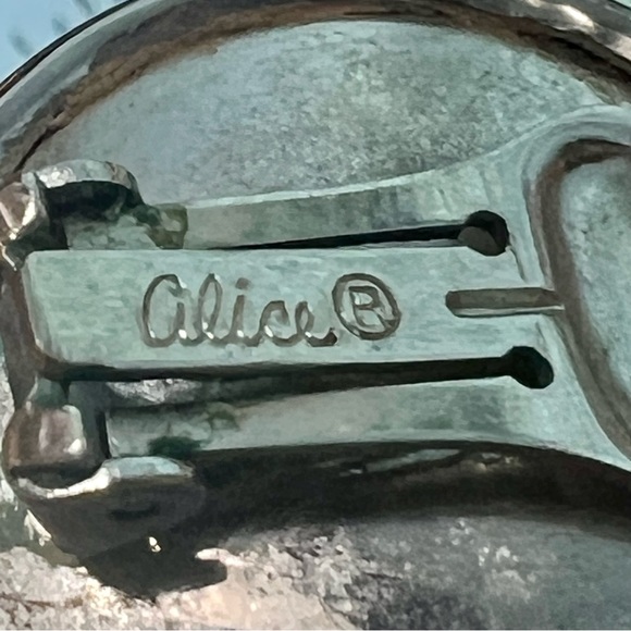 Vintage ‘Alice’ clip on silver earrings - Picture 6 of 7